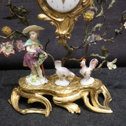 Porte montre porcelaine et bronze doré époque milieu XVIIIe - Horlogerie Style Louis XV