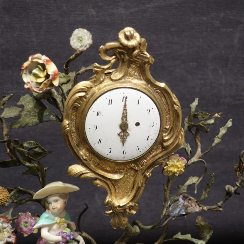 Horlogerie  - Porte montre porcelaine et bronze doré époque milieu XVIIIe