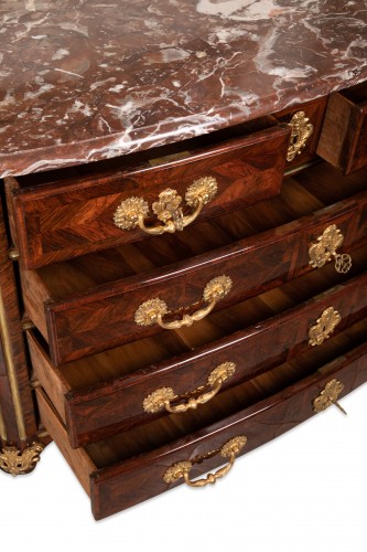 XVIIIe siècle - Commode époque Régence estampillée MONDON XVIIIe siècle