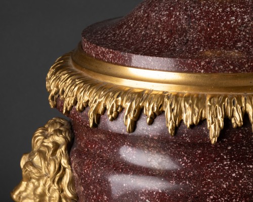 Objet de décoration Cassolettes, coupe et vase - Pot couvert en porphyre d'Egypte du XIXe siècle