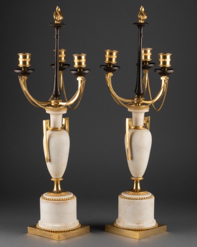Paire de candélabres trois lumières fin du XVIIIe siècle - Luminaires Style Louis XVI