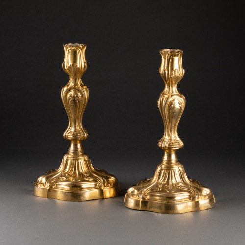 Luminaires Bougeoirs et Chandeliers - Paire de flambeaux époque Louis XV milieu XVIIIe siècle