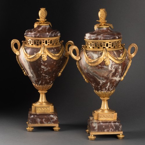 Paire de vases marbre XVIIIe siècle - Objet de décoration Style Louis XVI