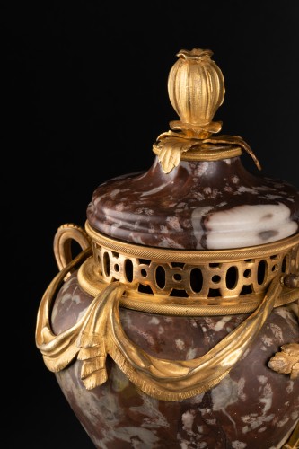 XVIIIe siècle - Paire de vases marbre XVIIIe siècle