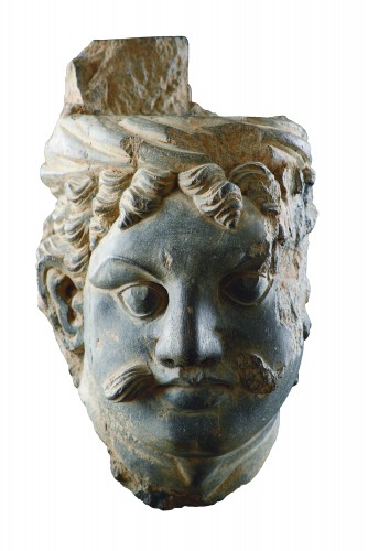 Tête d'Atlas finement sculptée au Gandhara