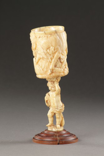 Gobelet et support finement sculptés sur une base en bois de poirier, Allemagne XVIIe siècle - Objets de Vitrine Style 
