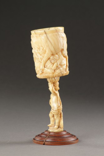 Objets de Vitrine  - Gobelet et support finement sculptés sur une base en bois de poirier, Allemagne XVIIe siècle