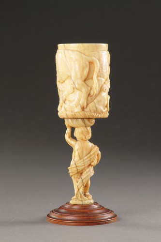 Gobelet et support finement sculptés sur une base en bois de poirier, Allemagne XVIIe siècle - Finch and Co