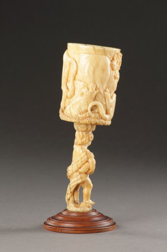 XVIIe siècle - Gobelet et support finement sculptés sur une base en bois de poirier, Allemagne XVIIe siècle