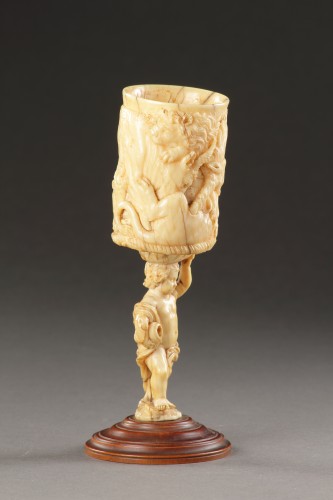 Gobelet et support finement sculptés sur une base en bois de poirier, Allemagne XVIIe siècle - 