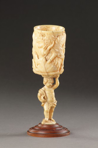  - Gobelet et support finement sculptés sur une base en bois de poirier, Allemagne XVIIe siècle