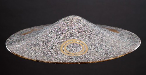 Antiquités - A Fine Jingasa with Mother-of-Pearl ‘Mosaic’ Decoration 