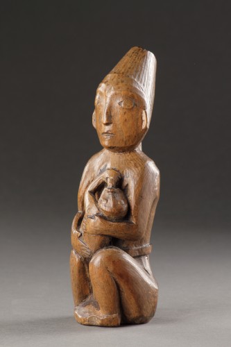 Figure de maternité très ancienne de la Côte nord-ouest du Pacifique - Art Tribal Style 