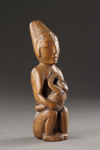 Figure de maternité très ancienne de la Côte nord-ouest du Pacifique - 