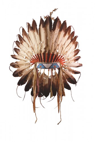 Coiffe de guerre en plumes d'aigle des Sioux Lakota des plaines d'Amérique du Nord.
