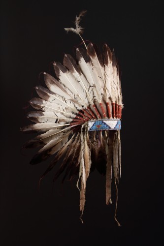 XIXe siècle - Coiffe de guerre en plumes d'aigle des Sioux Lakota des plaines d'Amérique du Nord.