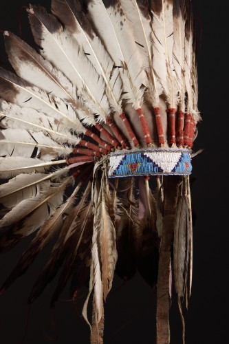 Coiffe de guerre en plumes d'aigle des Sioux Lakota des plaines d'Amérique du Nord. - 