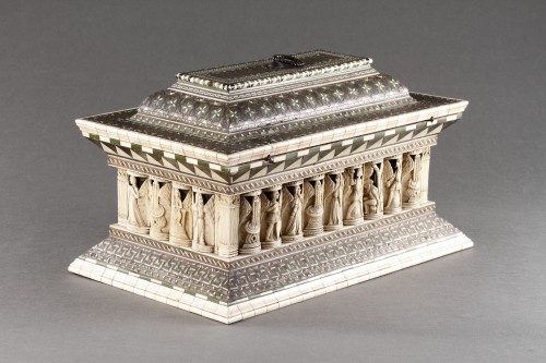 11th to 15th century - A Rare and Important Sarcophagus ‘Wedding’ Casket 