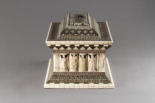 Antiquités - Important coffret de mariage en sarcophage