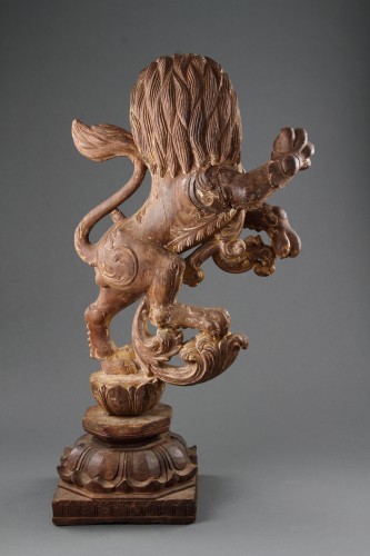 Paire de lions en bois sculpté et doré, Anglo-Indien milieu du 19e siècle  - Finch and Co