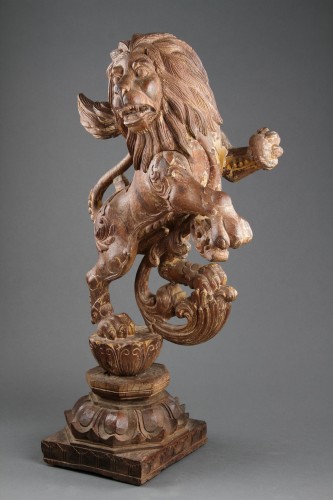 Paire de lions en bois sculpté et doré, Anglo-Indien milieu du 19e siècle  - 
