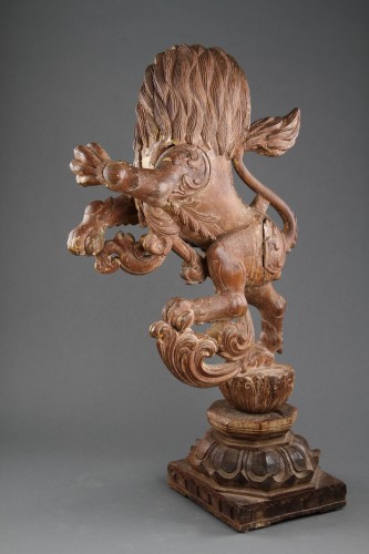  - Paire de lions en bois sculpté et doré, Anglo-Indien milieu du 19e siècle 