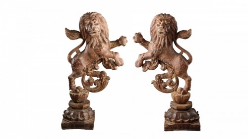 Antiquités - Paire de lions en bois sculpté et doré, Anglo-Indien milieu du 19e siècle 
