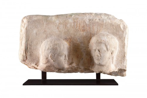 Stèle funéraire hellénistique en marbre à haut-relief avec deux têtes masculines 