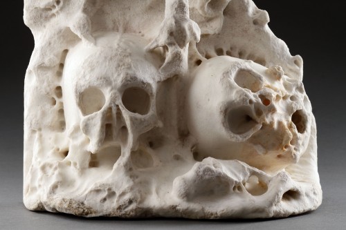 Antiquités - Châsse anglaise "Memento Mori" avec deux crânes humains