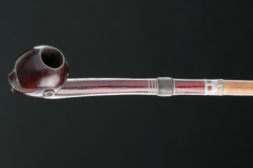  - Exceptionnelle pipe nguni du Cap oriental, avec son fourneau et son tuyau