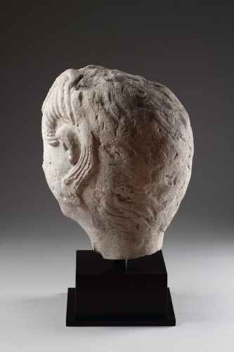 Grande tête de votif celtique en pierre calcaire sculptée représentant un homme - Finch and Co