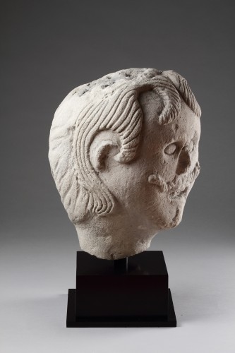  - Grande tête de votif celtique en pierre calcaire sculptée représentant un homme
