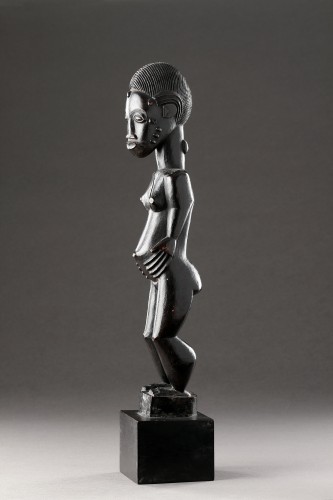 Antiquités - Premier d'un groupe de quatre figures africaines 