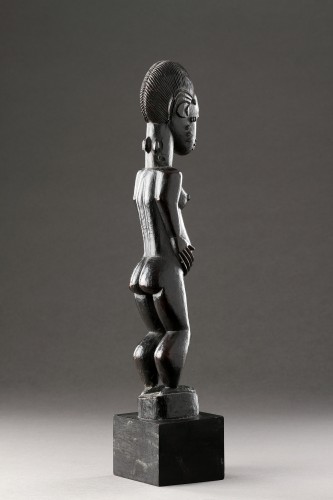 Antiquités - Premier d'un groupe de quatre figures africaines 