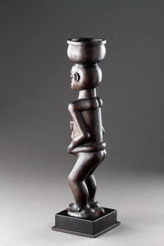 20th century - A Large Finely Carved ‘Cup Carrier’ of a Women with Child 
