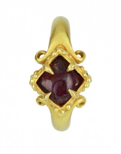 11th to 15th century - A Fine Temple Ring Set with a Rough Garnet