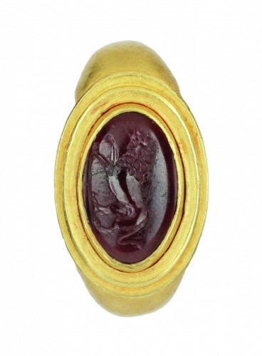 BC to 10th century - A Fine Greek Finger Ring Set with a Garnet Intaglio of a Lion