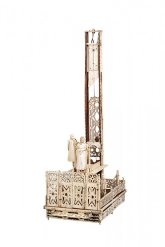 Grand modèle fonctionnel en os sculpté d’une guillotine révolutionnaire française, réalisé par un prisonnier de guerre napoléonien
