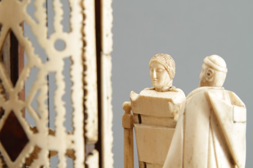 Collections  - Grand modèle fonctionnel en os sculpté d’une guillotine révolutionnaire française, réalisé par un prisonnier de guerre napoléonien