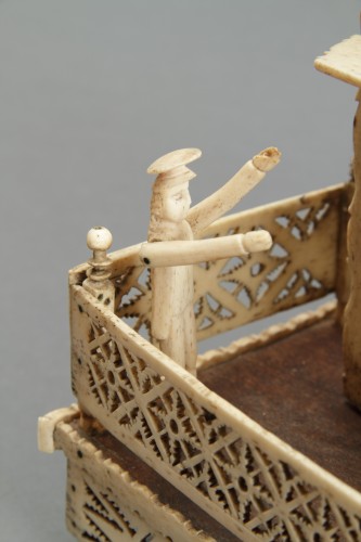 Grand modèle fonctionnel en os sculpté d’une guillotine révolutionnaire française, réalisé par un prisonnier de guerre napoléonien - Finch and Co