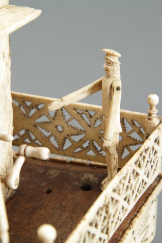 XIXe siècle - Grand modèle fonctionnel en os sculpté d’une guillotine révolutionnaire française, réalisé par un prisonnier de guerre napoléonien