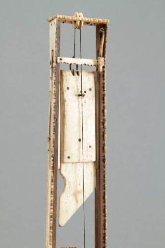  - Grand modèle fonctionnel en os sculpté d’une guillotine révolutionnaire française, réalisé par un prisonnier de guerre napoléonien