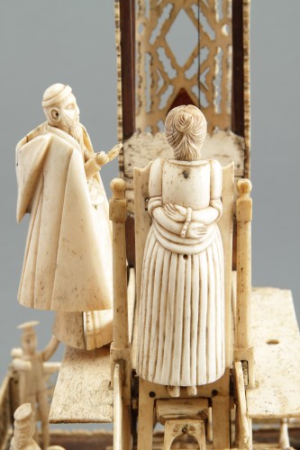 Antiquités - Grand modèle fonctionnel en os sculpté d’une guillotine révolutionnaire française, réalisé par un prisonnier de guerre napoléonien