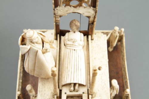 Antiquités - Grand modèle fonctionnel en os sculpté d’une guillotine révolutionnaire française, réalisé par un prisonnier de guerre napoléonien
