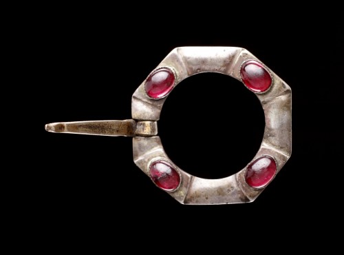 Fibule de manteau médiévale de forme octogonale avec quatre grenats polis - Collections Style 