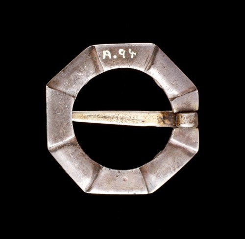 Collections  - Fibule de manteau médiévale de forme octogonale avec quatre grenats polis