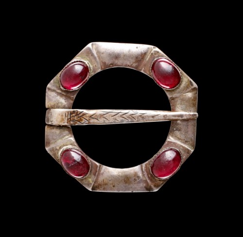 Fibule de manteau médiévale de forme octogonale avec quatre grenats polis - Finch and Co