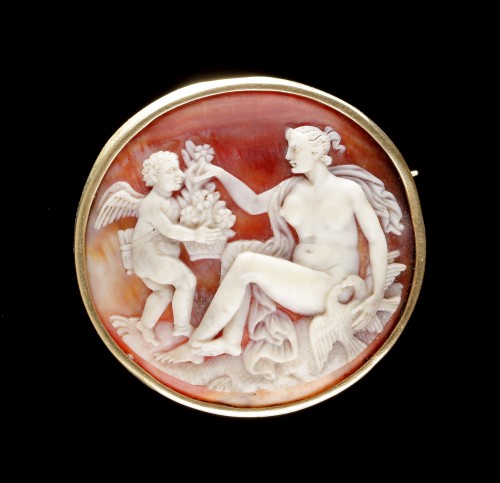 A Cameo Brooch Depicting Venus and Cupid - Antique Jewellery Style 