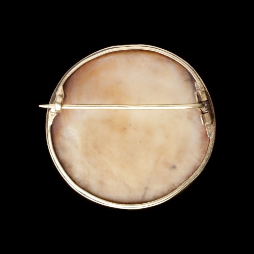 A Cameo Brooch Depicting Venus and Cupid - 