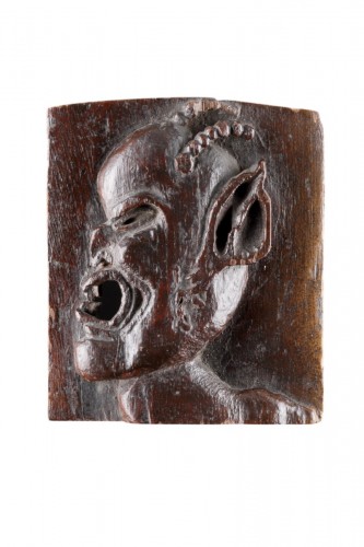 Petite plaque sculptée représentant un diable cornu ou un « démon »
